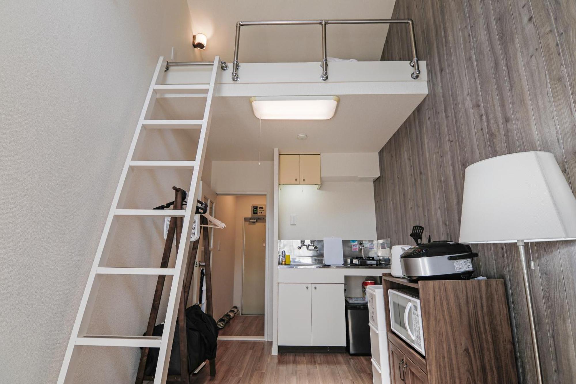 Plaza De La Brea Apartment