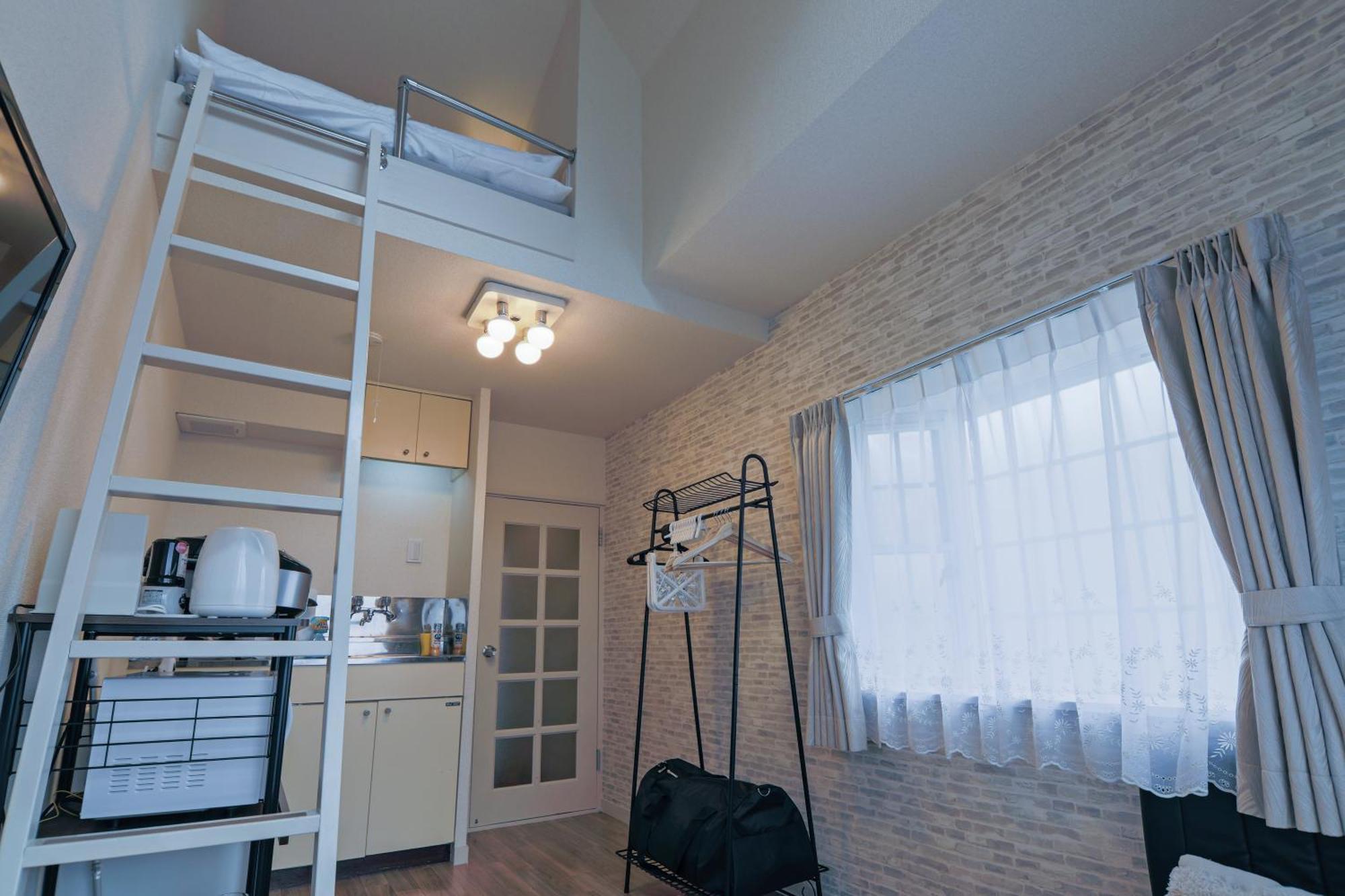 Plaza De La Brea Apartment