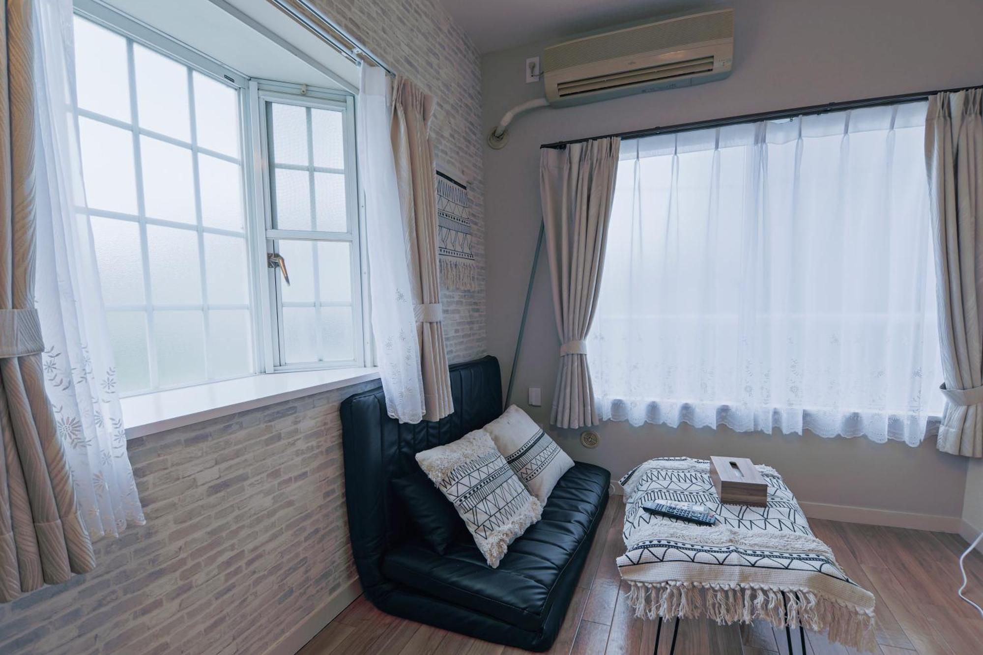 Plaza De La Brea Apartment