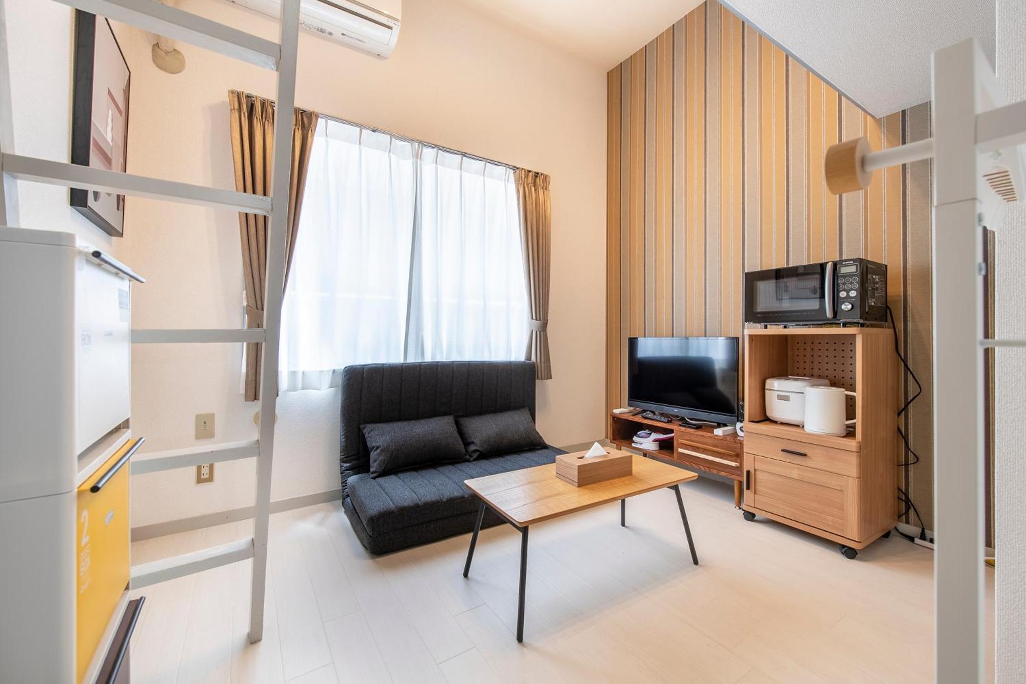 Plaza De La Brea Apartment