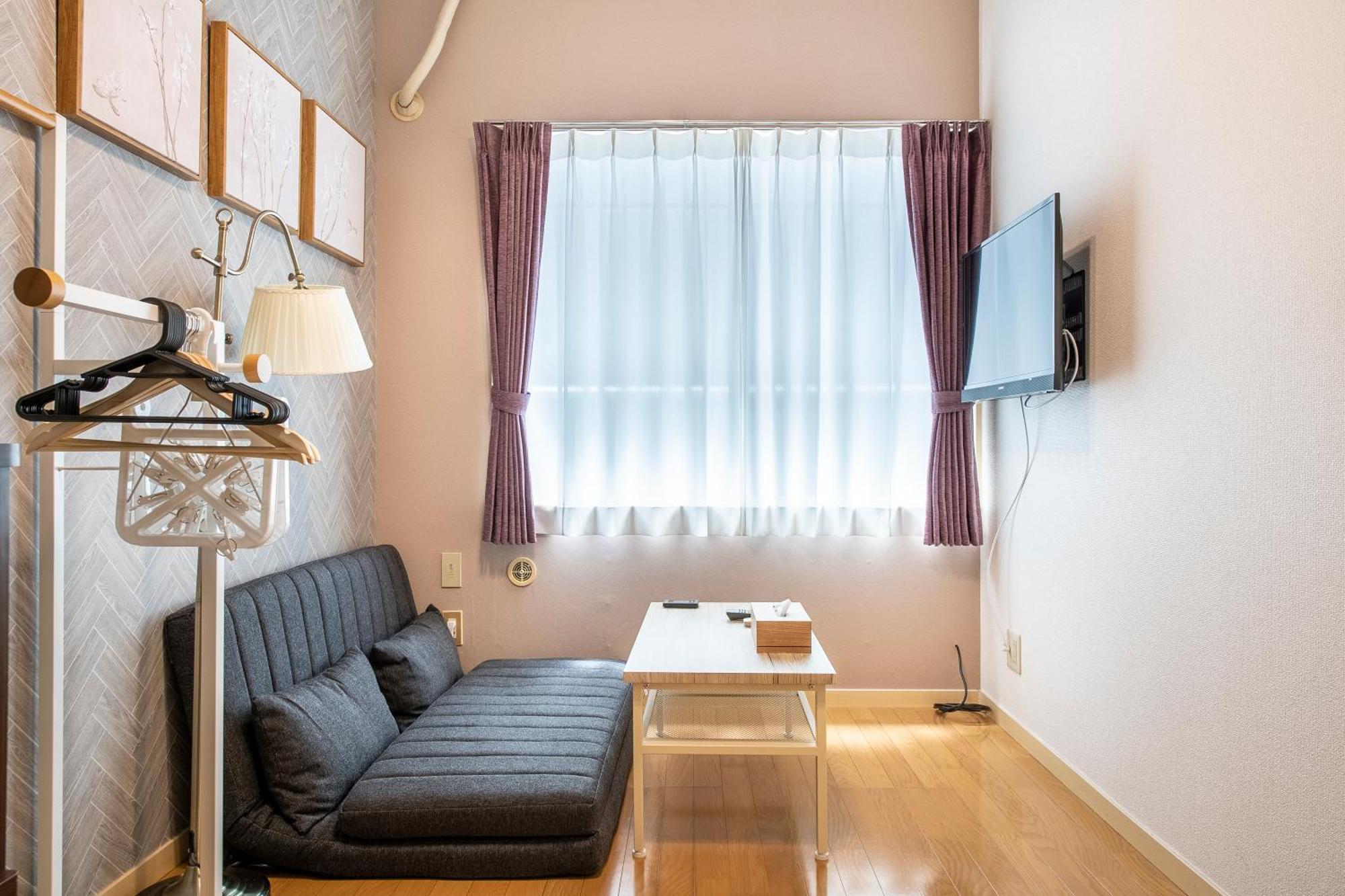 Plaza De La Brea Apartment