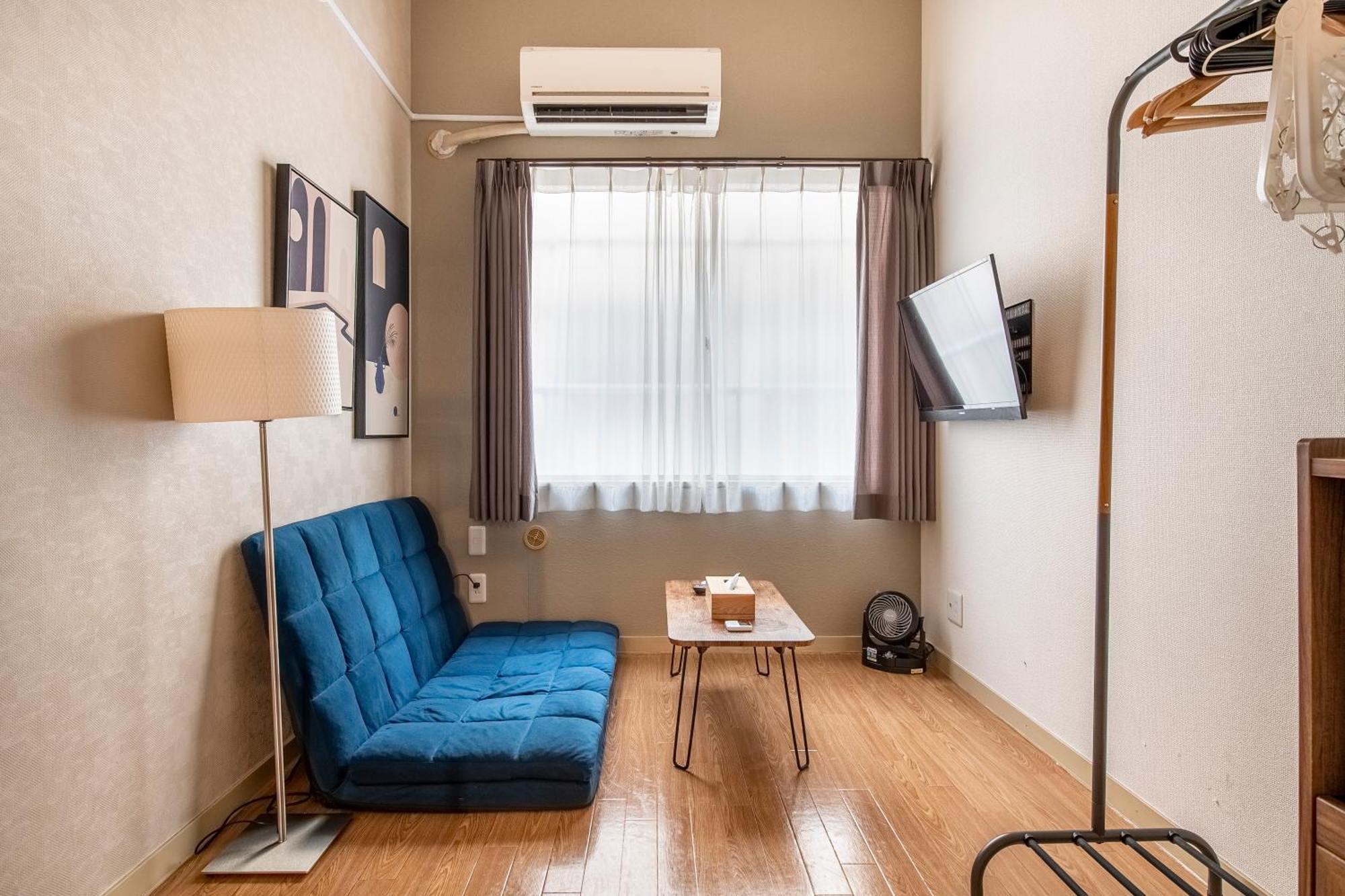 Plaza De La Brea Apartment *